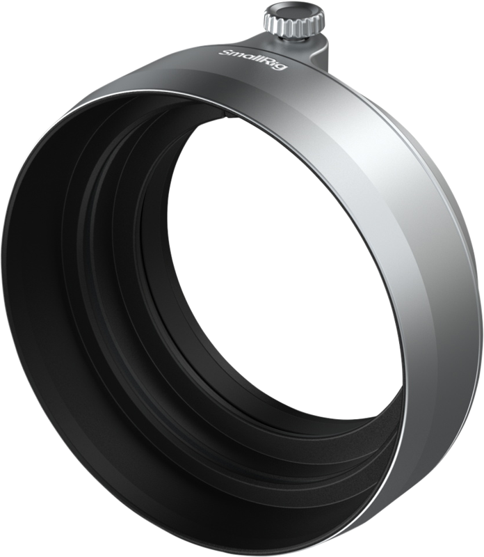 SMALLRIG 5393 Lens Hood for Fujifilm X Half Silver on metallinen pyöreä huppu, jossa on nuppi, sileä hopea ulkopinta ja musta sisäpinta ja joka on suunniteltu vähentämään objektiivin heijastuksia.