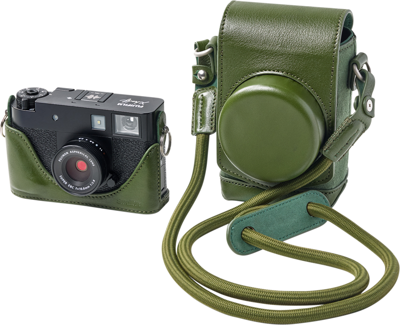 SmallRig 5220 Leather Case Kit for Fujifilm X Half Green, joka sisältää kompaktikameran vihreällä puolikotelolla ja siihen sopivalla hihnalla varustetun kotelon, on esillä vierekkäin valkoisella pohjalla.