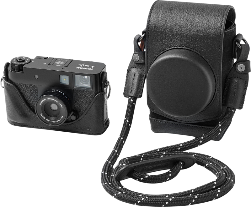 SmallRig 5219 Nahkakotelosarja Fujifilm X:lle, puoliksi musta, on kuvassa yhteensopivan kameran ja suljetun pussin kanssa. Molemmissa on tyylikäs, moderni muotoilu ja mukana musta kantohihna.
