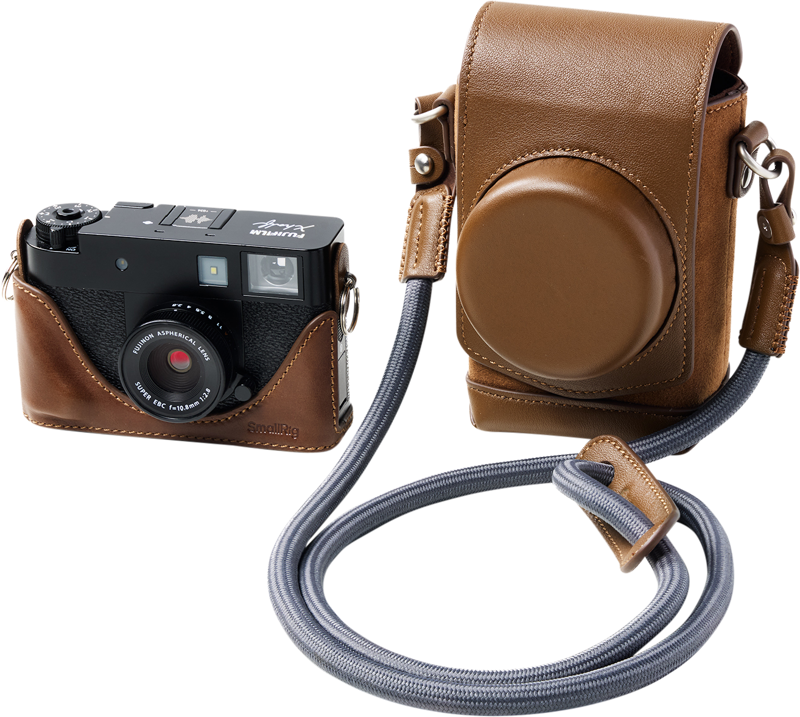 SmallRig 5218 Leather Case Kit for Fujifilm X in Half Brown -kotelosarjassa on kuvassa musta kompaktikamera, joka on asennettu ruskeaan nahkakotelon puolikkaaseen, sekä yhteensopiva ruskea nahkakamerakotelo, jossa on olkahihna, valkoisella pohjalla.