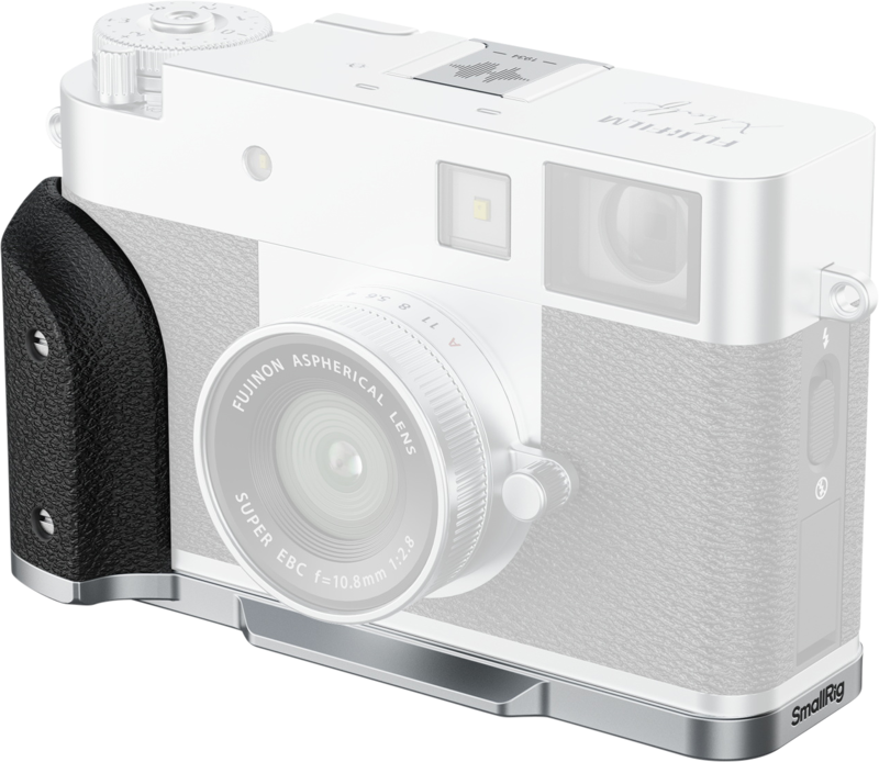 SmallRig 5216 L-muotoinen kiinnityslevy, jossa on silikonikahva FUJIFILM X half Silver -kameralle on esitetty osittain läpinäkyvänä, mikä korostaa kiinnitettyä metallista pitolevyä hopean ja mustan kameran oikeassa alareunassa, jossa on asfäärinen objektiivi.