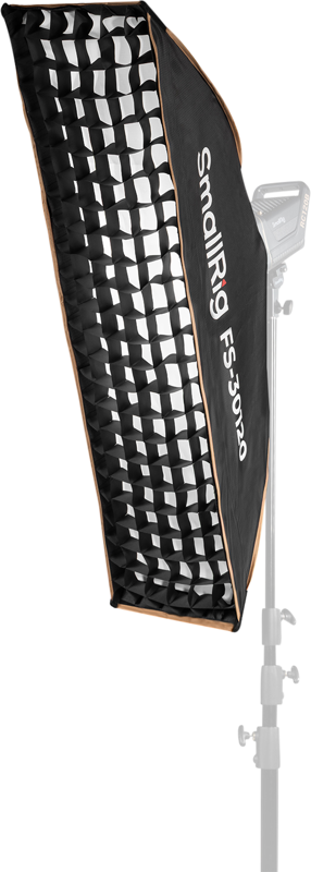 SmallRig 5370 Softbox Strip FS-30120 Quick-Setup Folding, jossa on ristikko, on asennettu valotelineeseen tavallista taustaa vasten.