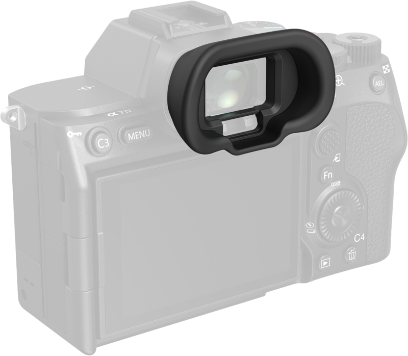 Lähikuva SmallRig 5255 -kameran etsimen silmäkupista kiinnitettynä Sony Alpha -sarjan kameraan, jossa korostuu silmäkupin lisävaruste, kameran runko ja painikkeet näkyvät taustalla.