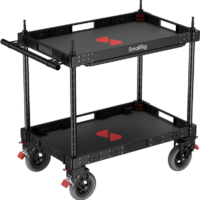 SmallRig 4573 36" Lightweight Video Production Camera Cart on musta, kaksitasoinen kärry, jossa on punaiset korostukset, sivukahvat ja lukittavat pyörät - ihanteellinen laitteiden kuljettamiseen kuvauspaikalla.