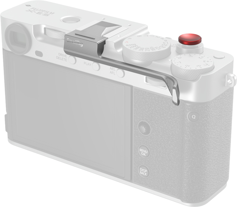 Lähikuvassa hopeanvärisen FUJIFILM X-E5 -kameran takaosasta ja yläreunasta näkyy SmallRig 5451 -peukalokahva kiinnitettynä oikeaan yläreunaan, ja suurin osa kamerasta näkyy haalistuneella, puoliksi läpinäkyvällä tyylillä.