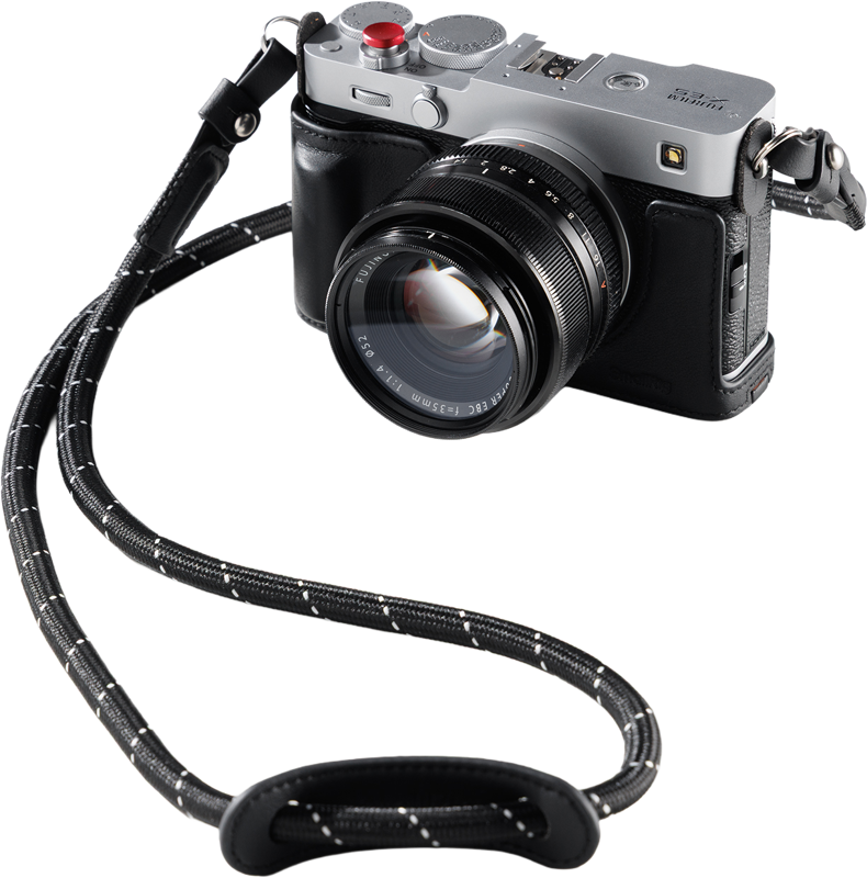 SmallRig 5450 Leather Case Kit for FUJIFILM X-E5 Black näkyy valkoista taustaa vasten, ja siinä on musta kamerakotelo hopeisilla yksityiskohdilla ja paksu, musta rannehihna valkoisilla tikkauksilla.