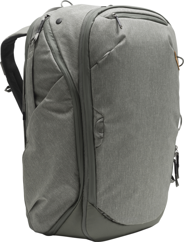 Peak Design Travel Backpack 45L Sage -reppu, jossa on useita vetoketjullisia lokeroita, pehmustetut olkahihnat ja tyylikäs moderni muotoilu, on kuvassa pystyasennossa valkoisella pohjalla.