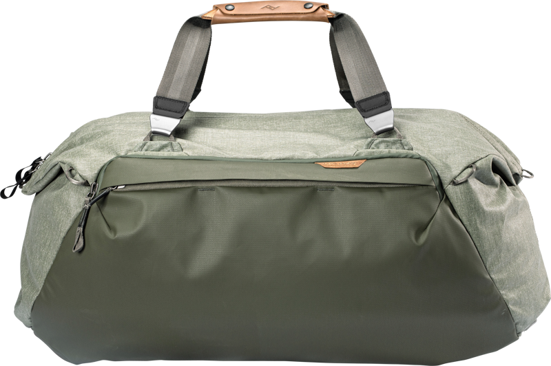 Peak Design Travel 65L Duffel Sage -mallistossa on tilava vetoketjullinen etutasku, tukevat harmaat kahvat, joissa on ruskea nahka-aksentti, ja se on kuvattu vaaleaa taustaa vasten.