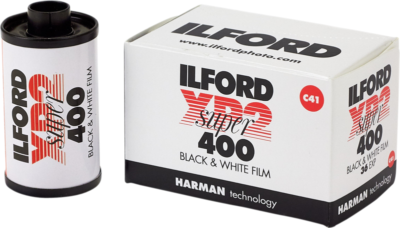 IlfordPhoto Ilford Film XP2 Super 135-36 -filmirulla 35 mm:n filmiä on valkoisen vähittäismyyntipakkauksen vieressä, ja siinä on tuotetiedot ja Harman Technologyn logo.