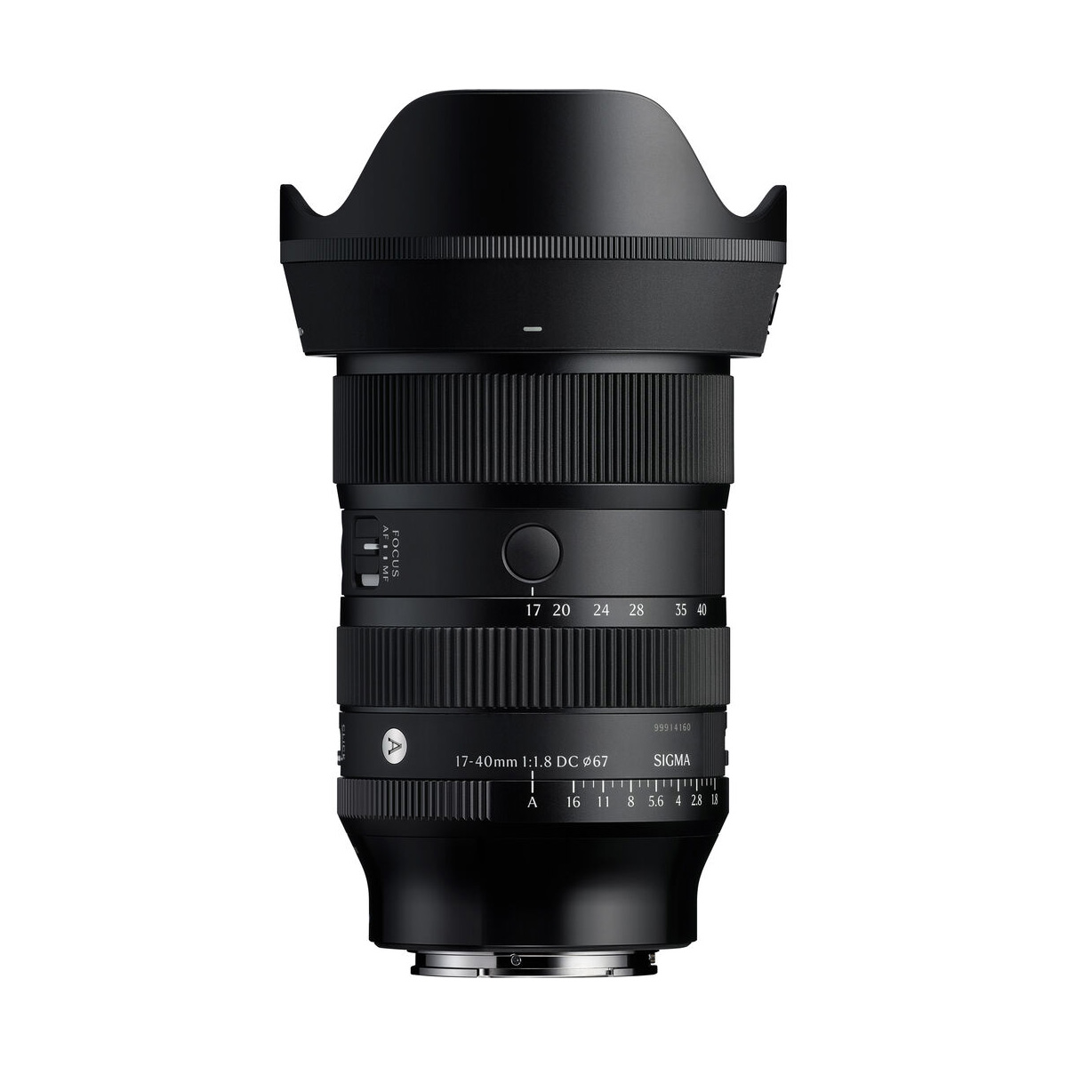 Musta Sigma 17-40mm f/1.8 DC Art -objektiivi Sony E:lle, jossa on tarkennus- ja zoomausrenkaat, aukkomerkinnät ja suuri linssinsuojus valkoisella pohjalla.