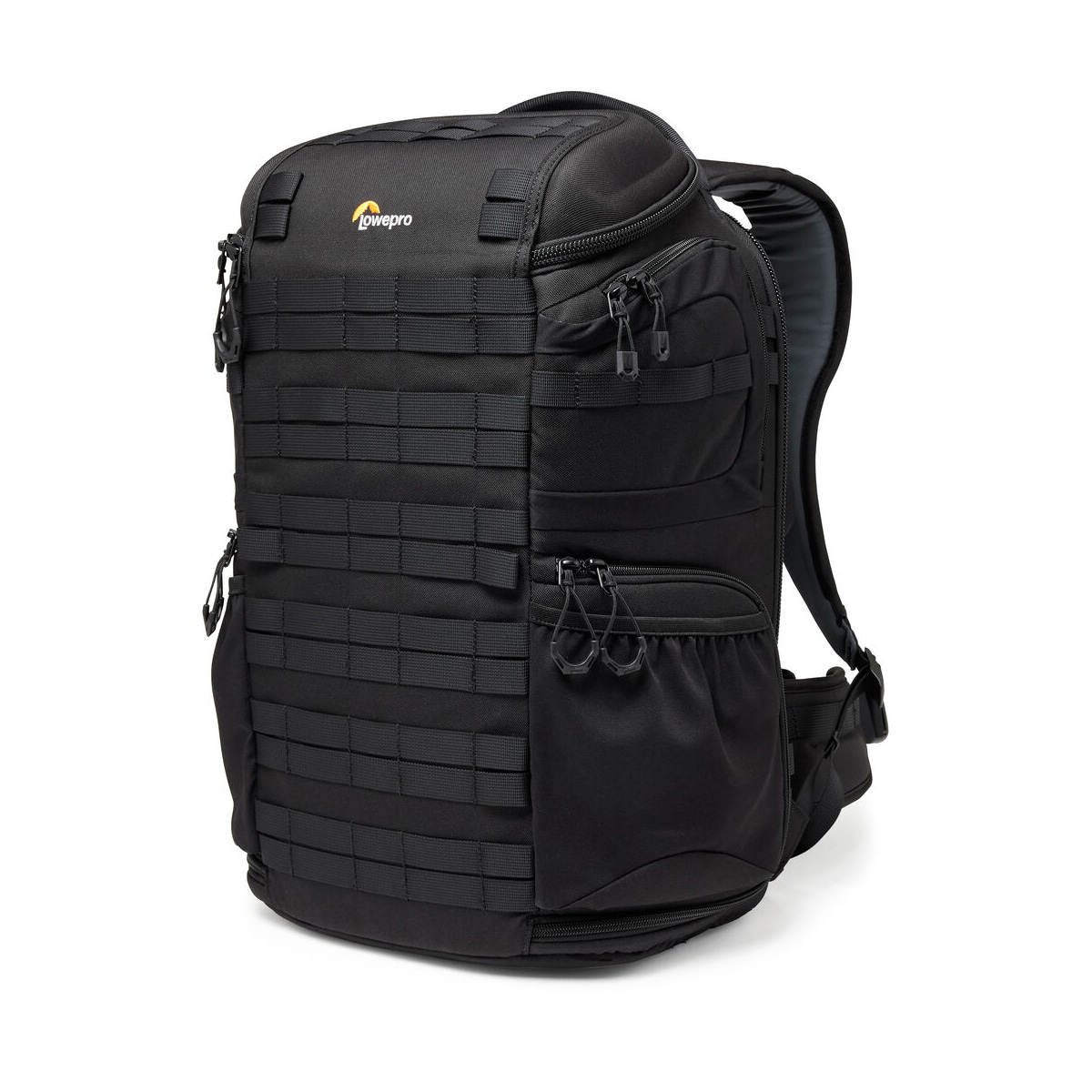 Lowepro ProTactic BP 450 AW III -kamerareppu on musta reppu, jossa on useita vetoketjullisia lokeroita, MOLLE-hihnat, sivutaskut ja pehmustetut olkahihnat, jotka on suunniteltu kameravarusteiden kantamiseen.