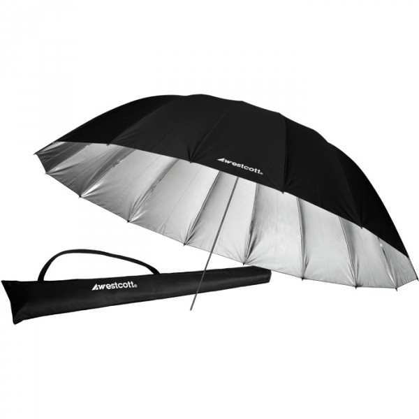 Westcott 220 cm Silver Diffusion Parabolic -sateenvarjo on avattu ja siinä on heijastava sisäpuoli sekä yhteensopiva musta kantolaukku, jossa on kahva, ja molemmissa on Westcottin logo.