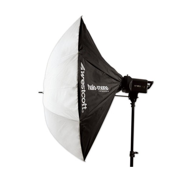 Valokuvausstudiovalo, jossa on suuri mustavalkoinen sateenvarjon muotoinen softbox, Westcott 137cm Halo Mono Round, joka on asennettu korkeaan jalustaan.