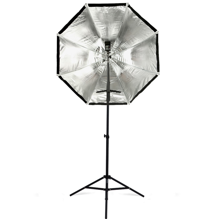 Westcott Apollo Orb Speedlite Kit -valaisinsarjassa on hopeanvärinen heijastava sateenvarjo-softbox mustalla säädettävällä kolmijalkajalustalla, joka on avattuna ja paljastaa metallisen sisustan ja tukitangot valkoista taustaa vasten.