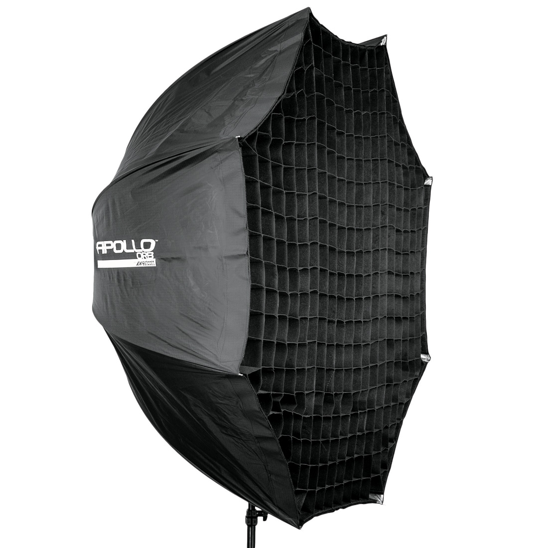 Westcott 40 asteen Grid for 109 cm Apollo Orb, suuri musta softbox-lisälaite jalustalla, käytetään studiovalaistuksen ohjaukseen valokuvauksessa tai videotuotannossa.