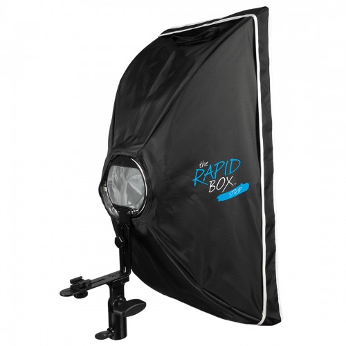 Musta suorakaiteen muotoinen Westcott 25×61 cm Strip Rapid Box -softbox, jossa on pyöreä aukko ja läpinäkyvä kansi, kiinnikkeellä. "Rapid Box Strip" on painettu sinisellä ja valkoisella kyljessä.