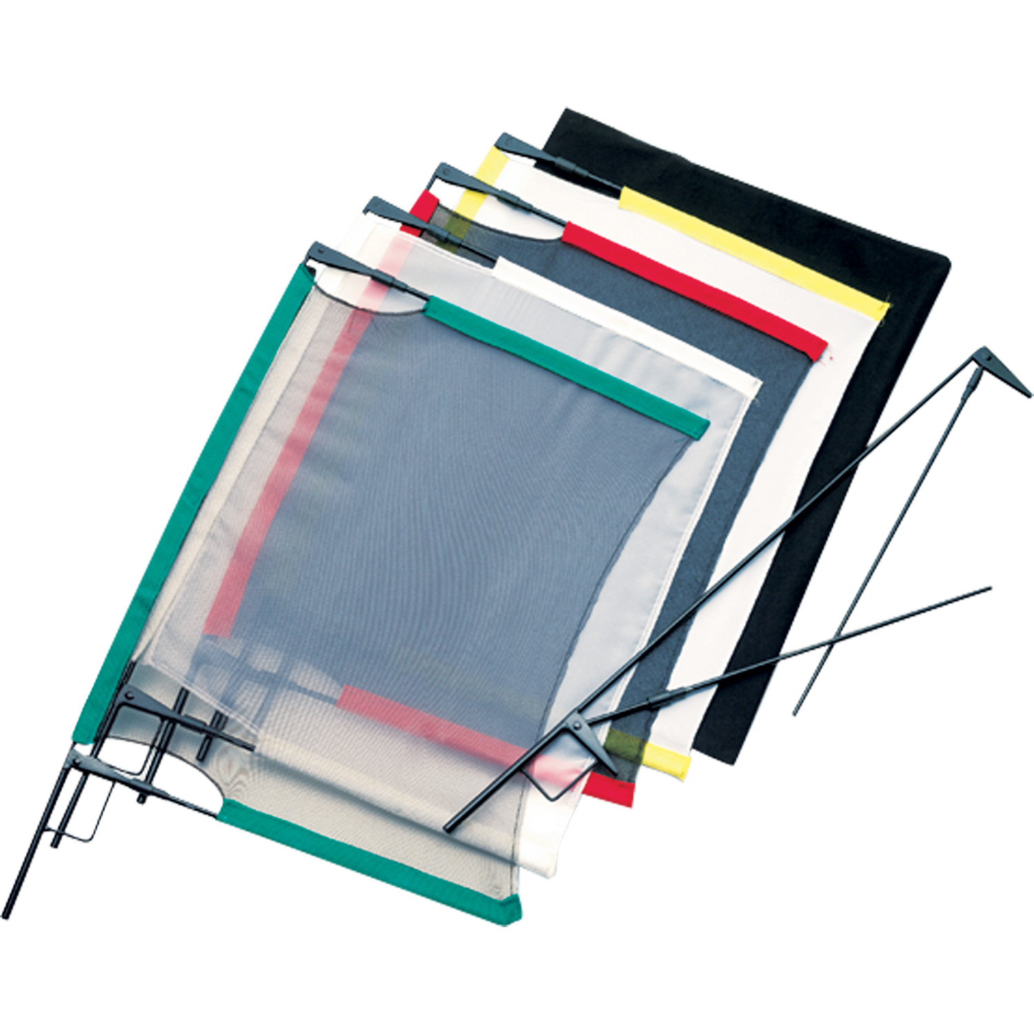 Westcott Fast Flags 46 x 61 cm Fast Flag Kit sisältää useita suorakaiteen muotoisia verkkoja, joissa on värilliset reunat (vihreä, musta, keltainen, punainen, valkoinen) ja kaksi mustaa metallitolppaa. Vaihdettavat verkot on suunniteltu käytettäväksi mukana tulevien pylväiden kanssa.
