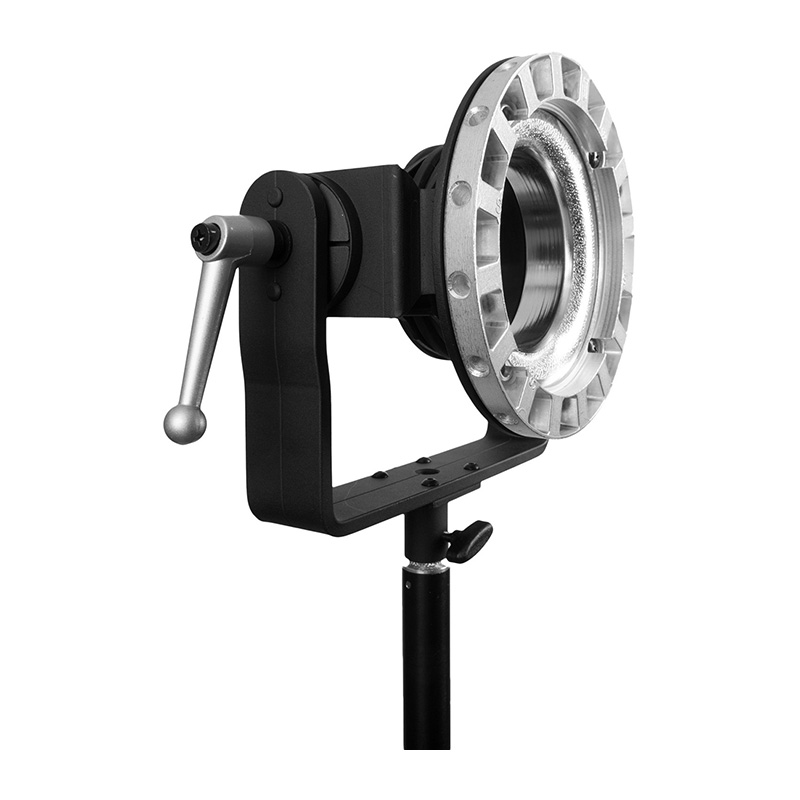 Westcott Zeppelin Speedring & Bracket for Profoto on musta ja hopeinen kiinnike, jossa on kampikahva, se kiinnitetään pystysuoraan jalustaan ja se on suunniteltu ammattimaisten studiovalolaitteiden pitämiseen ja säätämiseen.