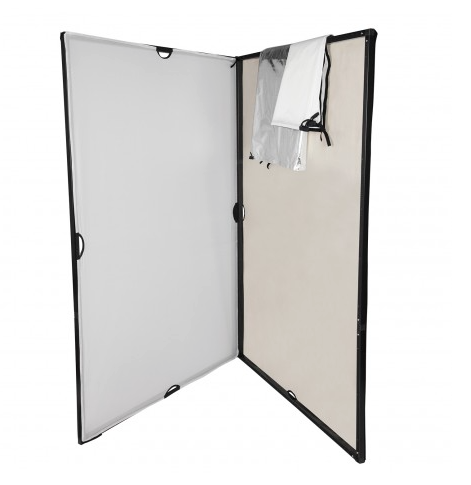Westcott C47 Book Light Kit on suuri, vapaasti seisova näyttötaulu, jossa on valkoinen paneeli vasemmalla, beige paneeli oikealla ja taiteltu hopeanvalkoinen kangas, joka roikkuu oikeassa yläkulmassa.