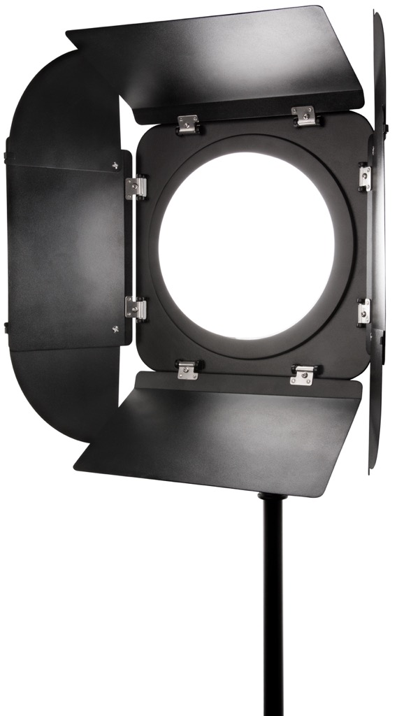 Jen Rozenbaumin Westcott Solix 2 Light Kit on asennettu jalustalle, jossa on neljä säädettävää mustaa lato-ovea, ja se on valaistu ovien ollessa osittain suljettuina pyöreän valonlähteen ympärillä.