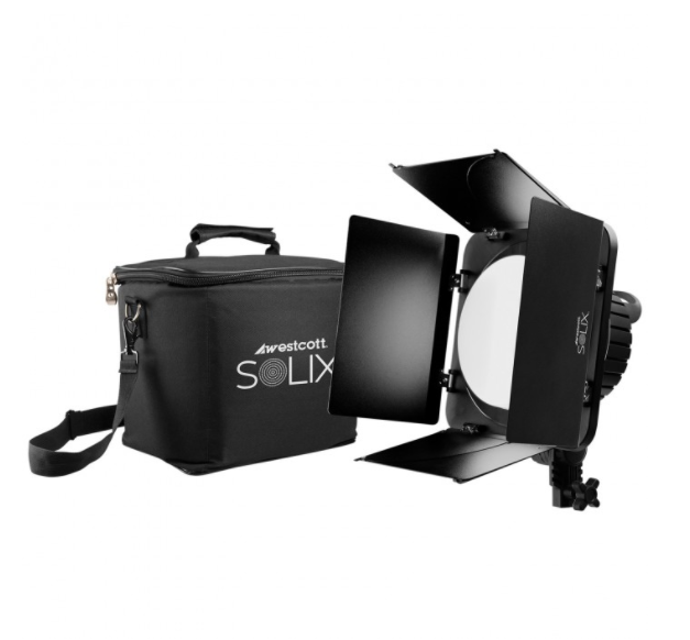 Westcott Solix Compact Kit, joka sisältää LED-valon, jossa on lato-ovet ja musta Westcott Solix -kantolaukku, jossa on kahva ja olkahihna, on esillä valkoisella pohjalla.
