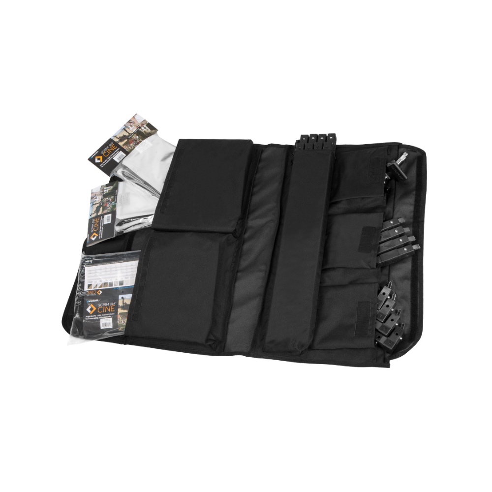 Westcott Scrim Jim Rolled Travel Case on avoin musta järjestäjä, jossa on useita taskuja ja lokeroita, jotka on suunniteltu siististi korttien, pienten työkalujen ja tarvikkeiden säilyttämiseen.