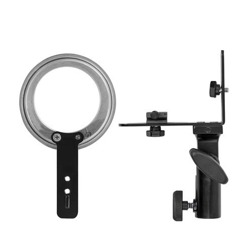 Westcott Switch Insert (Profoto A1) sisältää kaksi mustaa metallista kiinnityskorvaketta, joissa on säätönupit ja pyöreä rengas, kuvassa valkoisella pohjalla. Vasemmassa kiinnikkeessä on suuri rengas; oikeassa on useita säätöpisteitä.
