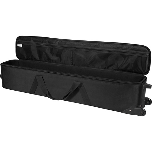 Westcott Scrim Jim Deluxe Wheeled Travel Case on pitkä musta pehmeäpintainen matkalaukku, jossa on pyörät, avoin vetoketjukansi, sisätaskut ja kahvat, ja joka on ihanteellinen suurten esineiden, kuten valaistusjalustojen tai jalustojen, kuljettamiseen.