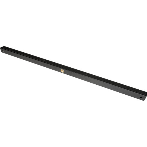 Westcott Scrim Jim Cine Frame Tube (86,4 cm) on pitkä musta metallitanko, jonka keskellä on ympyränmuotoinen etiketti ja jonka molemmissa päissä on reiät ja joka on suunniteltu käytettäväksi kiinnityskiskona tai kiinnikkeenä.