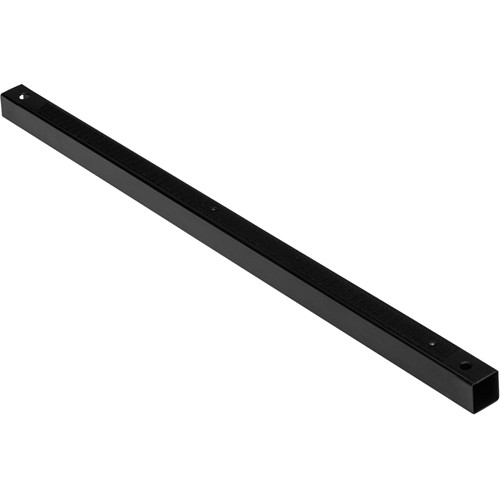 Westcott Scrim Jim Cine Frame Tube (55,9 cm) on pitkä, suorakaiteen muotoinen musta metallitanko, jonka molemmissa päissä on reikä, ja joka on kuvattu kulmassa valkoista taustaa vasten.