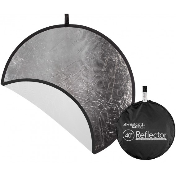 Westcott Collapsible 2-in-1 Silver/White Bounce Reflector (102 cm) on kuvassa osittain avattuna, jolloin sen hopeanväriset ja valkoiset sivut näkyvät, ja sen vieressä on vetoketjullinen kantolaukku.