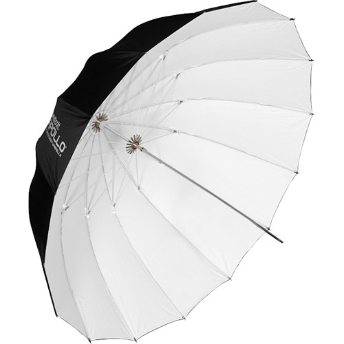Westcott Deep Umbrella - White Bounce (109 cm) -sateenvarjossa on heijastava valkoinen sisäpuoli ja musta ulkopuoli, joka näkyy alhaaltapäin näkyvillä metallisilla puikoilla ja keskiakselilla.