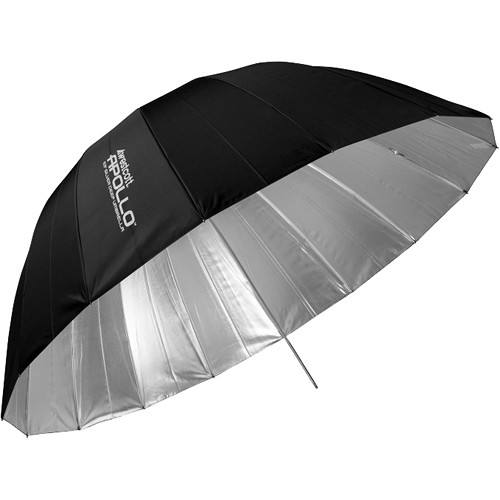 Westcott Deep Umbrella - Silver Bounce (135 cm), suuri musta studiosateenvarjo, jossa on heijastava hopeinen sisäpuoli ja metallivarsi, näkyy valkoista taustaa vasten.
