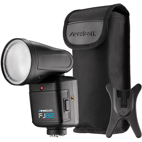 Westcott FJ80 Universal Touchscreen 80Ws Speedlight on esillä mustassa kantolaukussaan ja mustassa salamajalustassaan valkoista taustaa vasten.