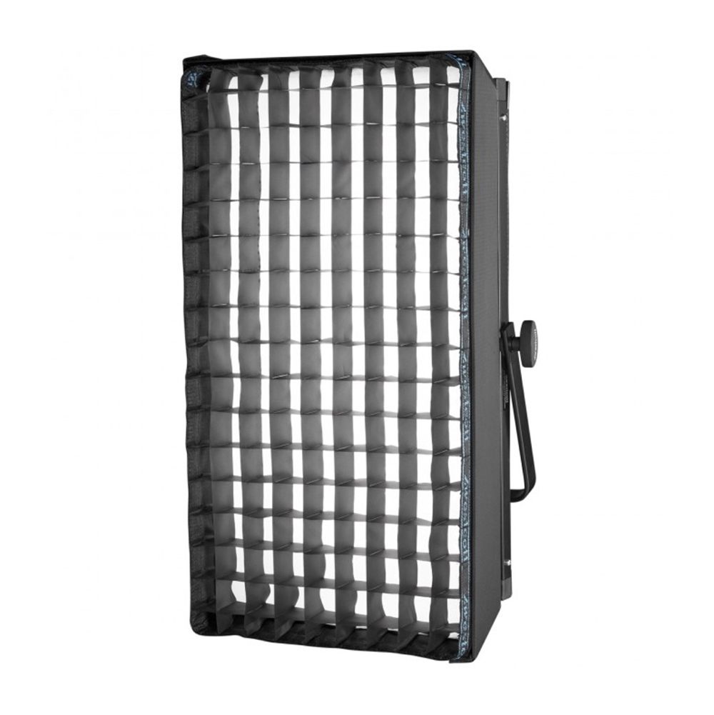 Westcott Flex Cine Softbox Egg Crate Grid (30,5 x 61 cm) -valaisimessa on musta runko, sivukahva ja hunajakennomainen ruudukkokuvio, jolla voidaan ohjata valon suuntaa suorakaiteen muotoisella studio-LED-paneelilla.