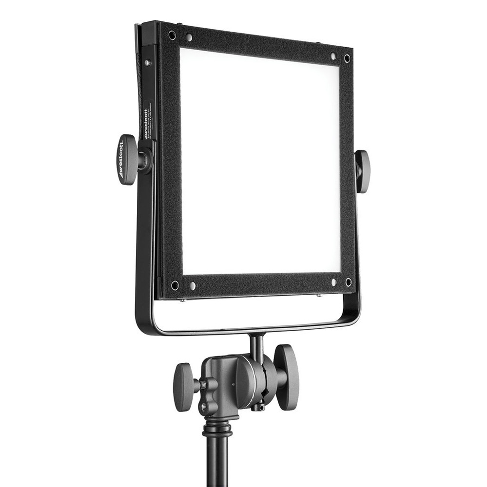 Westcott Flex 1' Yoke on suorakulmainen LED-paneelivalaisin, joka on asennettu mustaan säädettävään jalustaan, jossa on sivusäätönupit ja litteä, diffuusi etupaneeli.