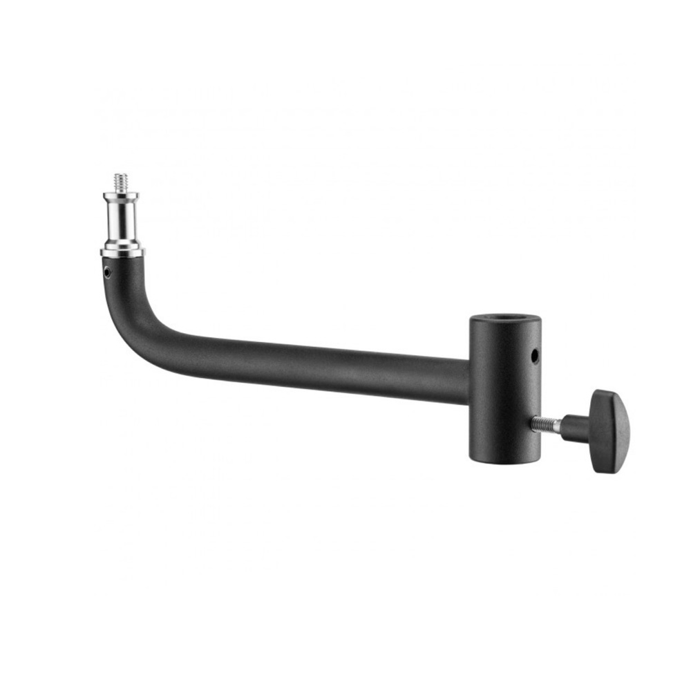 Westcott 8" Shorty Offset Extension Arm on musta metallinen L-muotoinen varsi, jonka toisessa päässä on hopeinen kiinnitysruuvi ja toisessa päässä kiristysnuppi, ja joka on suunniteltu laitteiden, kuten valojen tai kameroiden, pitämiseen.