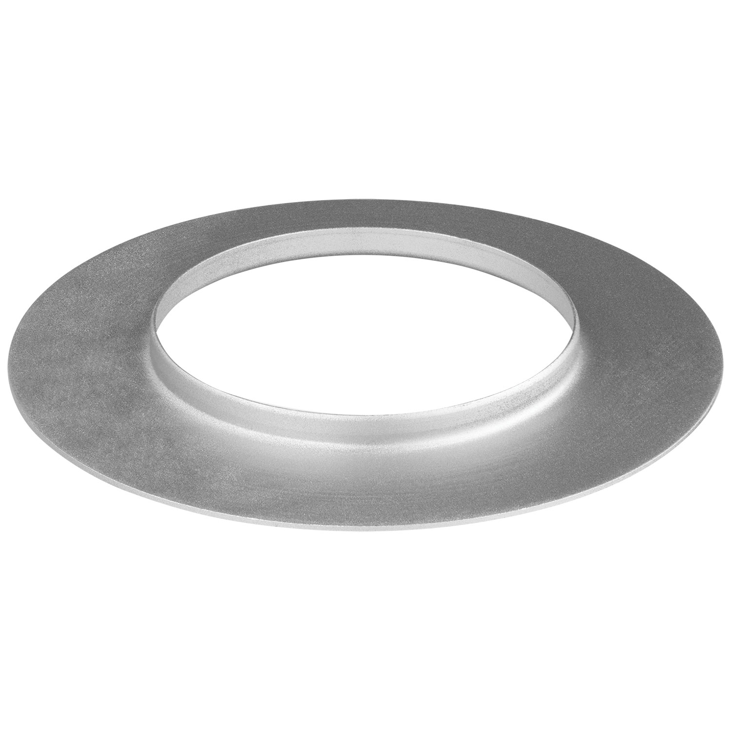 Westcott Optical Spot Light Mount Balcar -valaisimessa on sileä, metallinen pyöreä laippa, jossa on leveä, litteä ulkoreuna ja suuri keskireikä valkoista taustaa vasten.