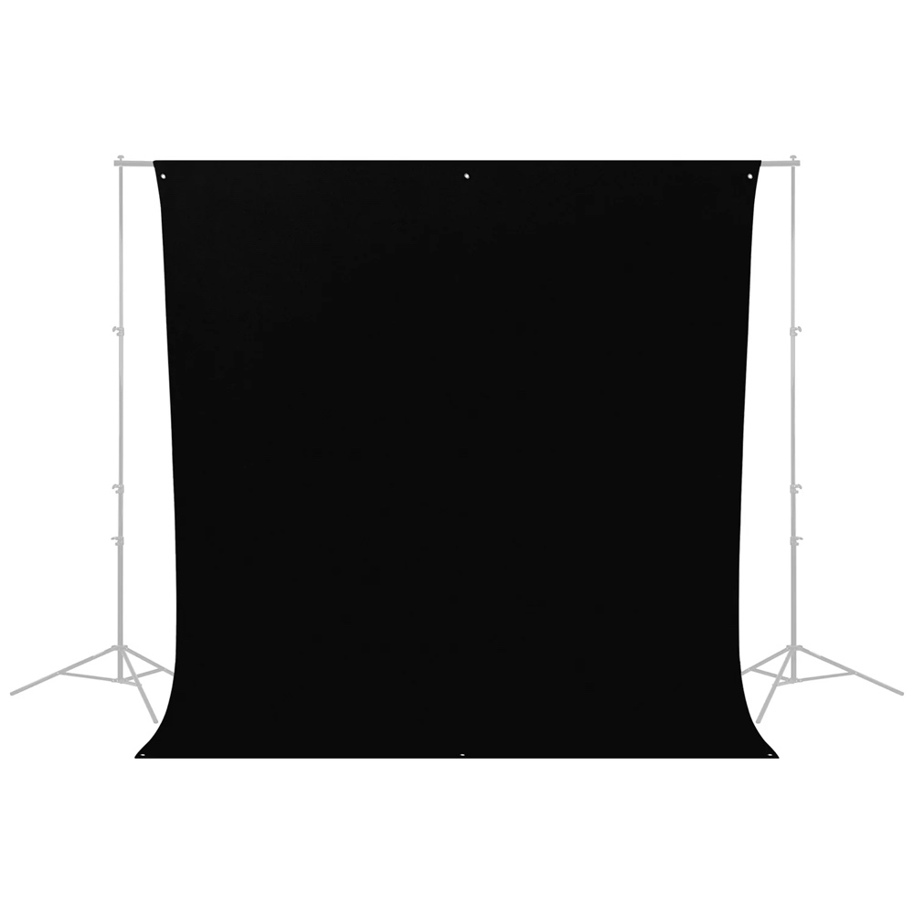 Westcott Wrinkle-Resistant Backdrop, Rich Black (2,7 x 3 m) on esillä tukevalla metallisella jalustalla, jossa on kaksi kolmijalkaista jalustaa, valkoista taustaa vasten.