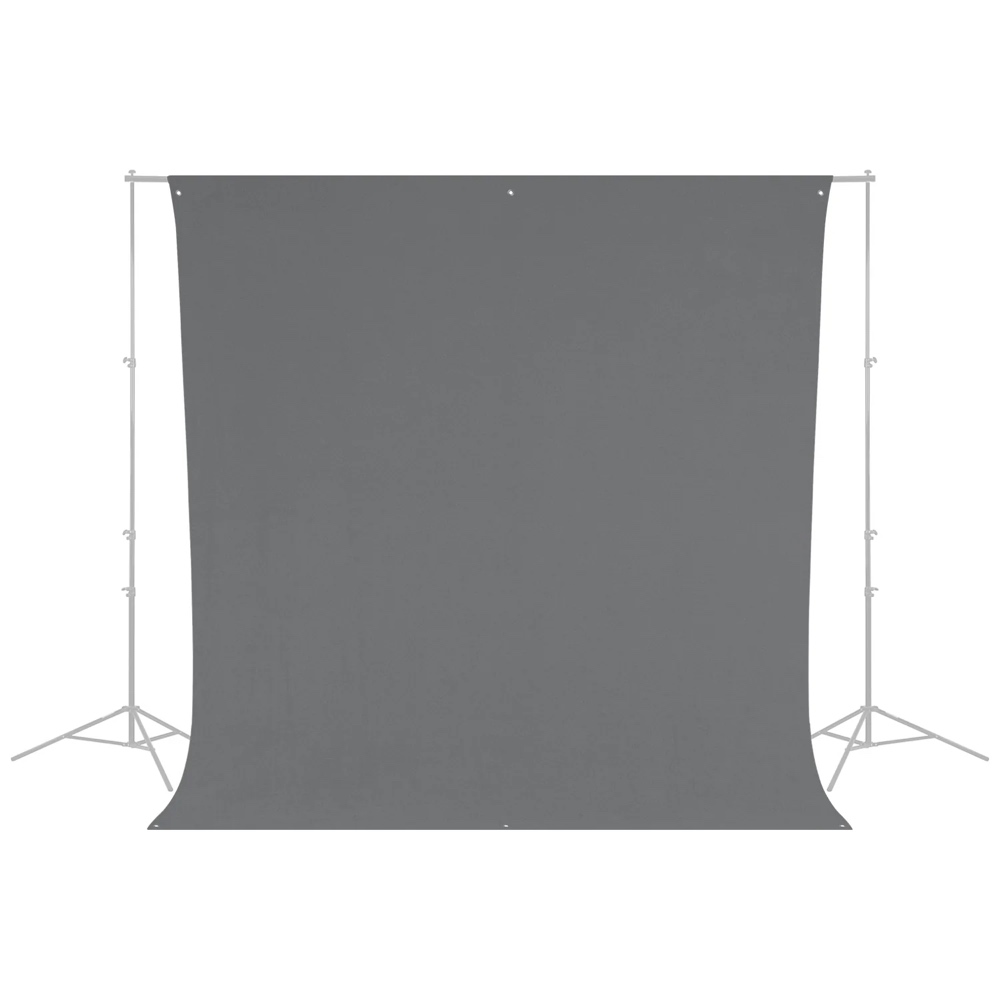 Neutraalinharmaa Westcott Wrinkle-Resistant Backdrop (2,7 x 3 m) on tuettu kahdella jalustalla varustetulla metallisella jalustalla ja asetettu valkoista taustaa vasten.