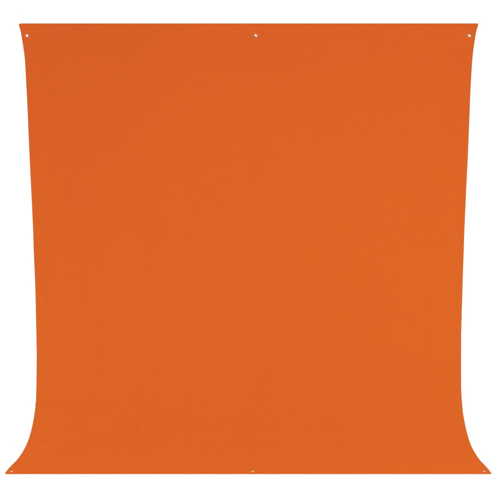 Westcott Wrinkle-Resistant Backdrop in Tiger Orange (2,7 x 3 m) on suuri, neliön muotoinen kangaspaneeli, jossa on pienet läpiviennit kulmissa ja reunoissa, valkoista taustaa vasten.