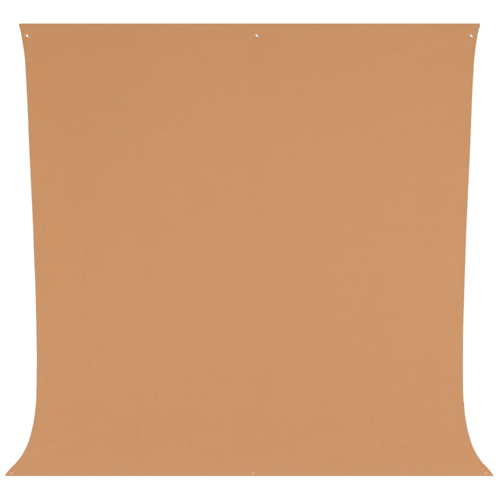 Westcott Wrinkle-Resistant Backdrop in Brown Sugar (2,7 x 3 m) on suuri, suorakulmainen ruskehtava kangas, jossa on metalliset läpiviennit jokaisessa kulmassa ja joka näkyy valkoista taustaa vasten.