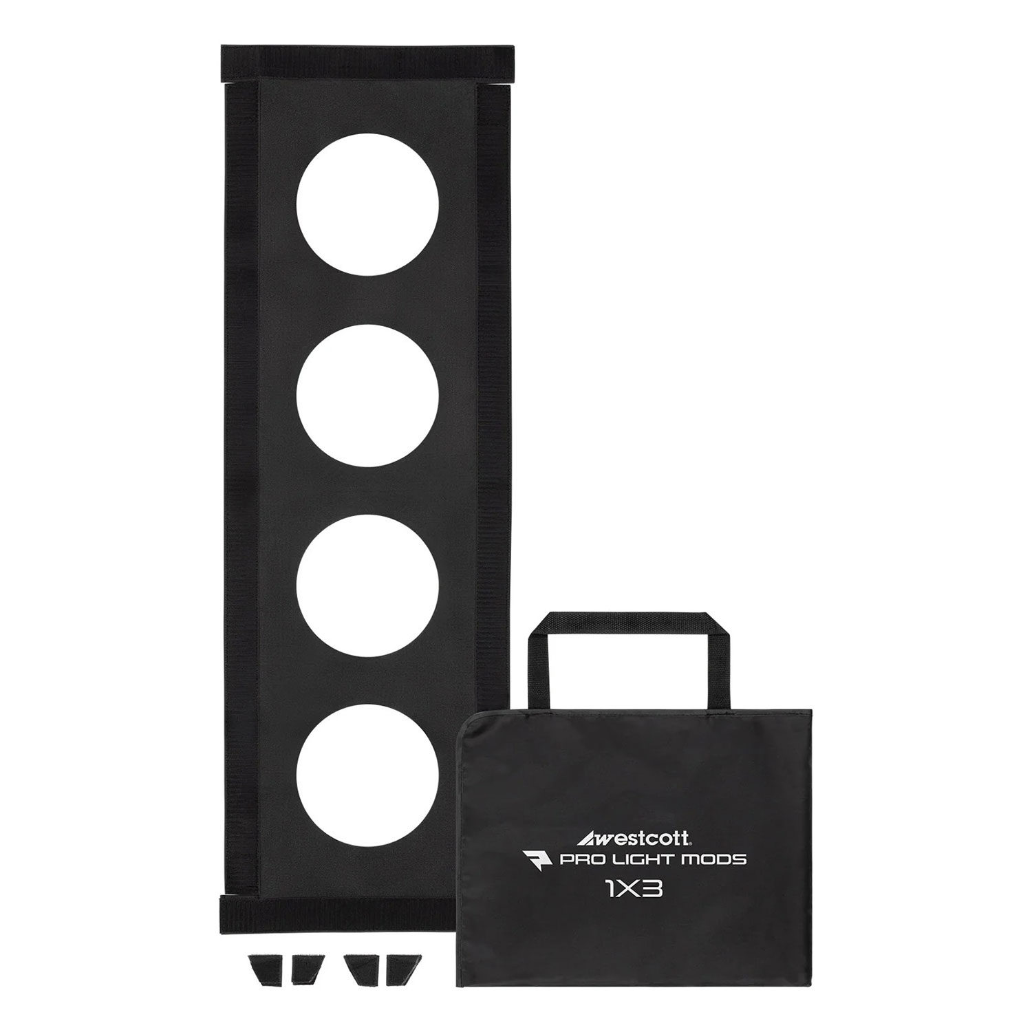Suorakulmainen musta kangasverkko, jossa on neljä pyöreää aukkoa, kolme pientä tarranauhakappaletta ja musta kantolaukku, jossa on merkintä Westcott Pro Light Mods 30 x 91 cm, on esillä valkoisella pohjalla.