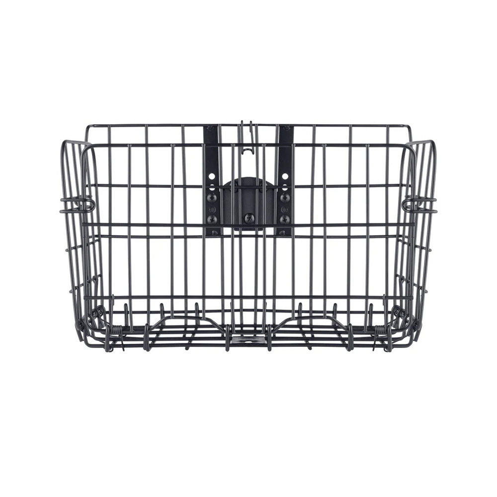 Lindsay Adlerin Westcott Float Wall Mount Storage Basket on musta metallinen suorakaiteen muotoinen kori, jossa on kiinnityskannatin, joka on suunniteltu helposti kiinnitettäväksi seinään.