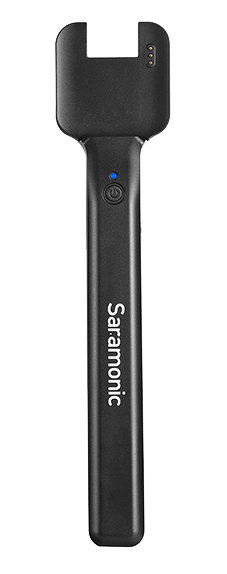 Saramonic Blink 900 Pro HM on musta käsimikrofonisovitin, jossa on virtapainike, sininen merkkivalo ja yhteensopivien laitteiden kiinnityspaikka.
