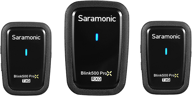 Kuvassa on kolme Saramonic Blink 500 ProX Q20 -yksikköä (2,4 GHz langaton w/3,5 mm): yksi vastaanotin (RXQ) keskellä ja kaksi lähetintä (TXQ) kummallakin puolella, joissa jokaisessa on musta kotelo ja sininen merkkivalo.