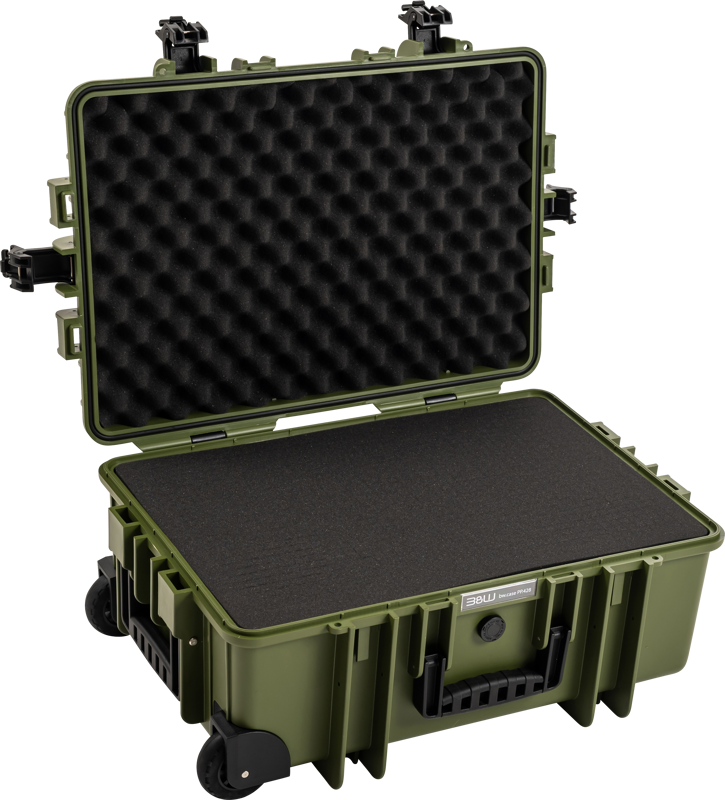 BW Outdoor Cases Type 6700 pronssinvihreässä BW Outdoor Cases Type 6700:ssa on kova kuori, valmiiksi leikattu vaahtomuovinen sisustus, mustat salvat ja pyörät, ja se näkyy avattuna ja tyhjänä vaaleaa taustaa vasten.