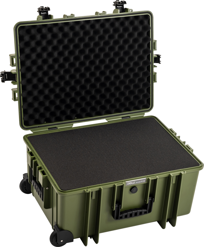 BW Outdoor Cases Type 6800 pronssinvihreässä värissä on kova kuori, valmiiksi leikattu vaahtomuovinen sisustus, mustat salvat, pyörät ja kahva, jotka tarjoavat turvallisen kuljetuksen herkille laitteille.