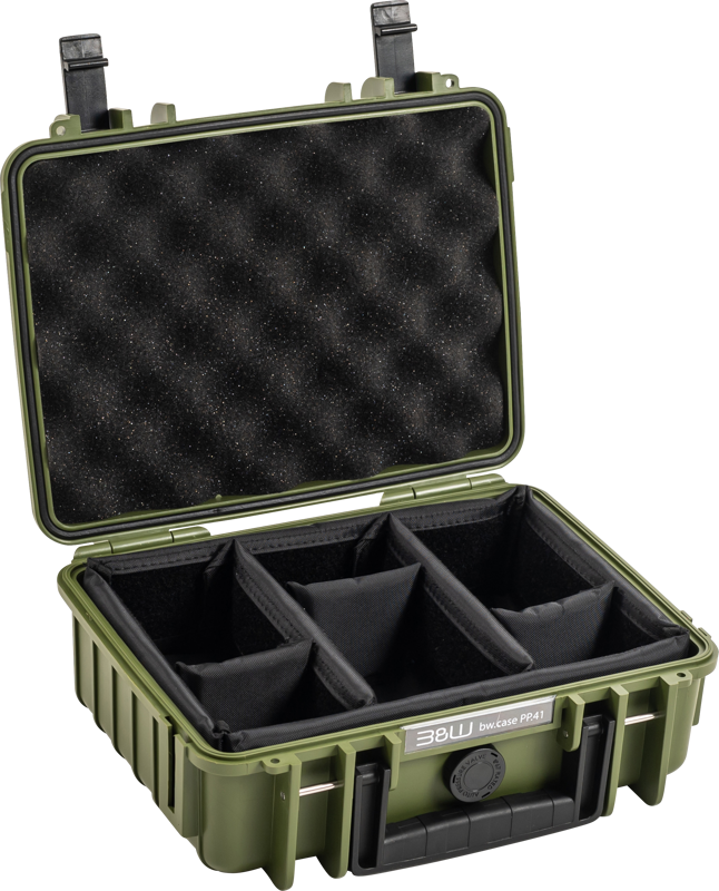 BW Outdoor Cases Type 1000 -laukussa pronssinvihreässä on kova kuori, jossa on avoin kansi, sisäpuolinen vaahtomuovipehmuste ja säädettävät pehmustetut väliseinät, jotka luovat viisi lokeroa varusteiden turvalliseen säilytykseen.