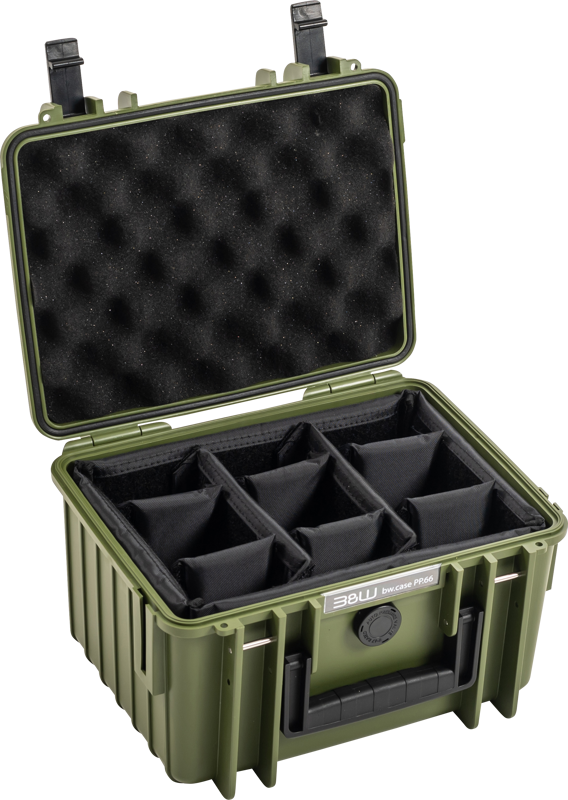 BW Outdoor Cases Type 2000 -laukussa pronssinvihreässä on kova kuori, musta vaahtomuovipehmuste kannessa, kuusi pehmustettua säädettävää väliseinää järjestämistä varten, turvalliset salvat ja kahva. Kotelo on auki, jolloin sen jakojärjestelmä näkyy esineiden suojaamiseksi.